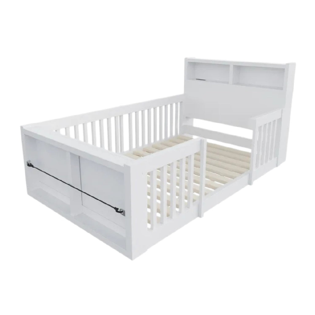 **Lit bébé évolutif en bois blanc avec barrières amovibles**